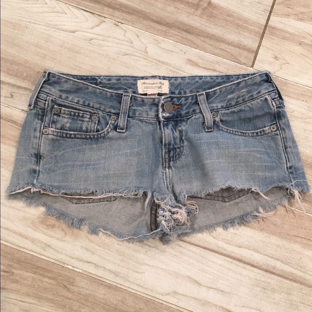 ✨ Abercrombie & Fitch booty jean shorts ✨